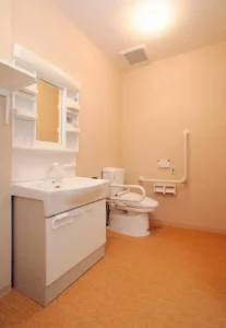 洗面台とトイレが備わった清潔な浴室・洗面所